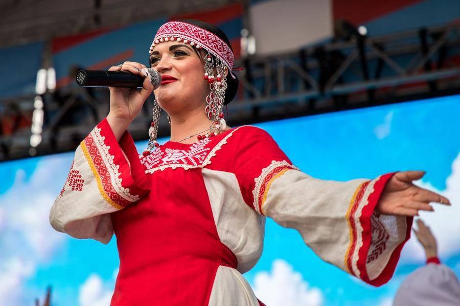 Вокалистка Анна Ерошенко знает десятки патриотических песен
