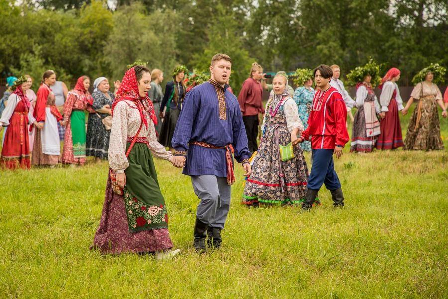 При общем названии у каждого орнаментального танца свой сюжет и свой рисунок
