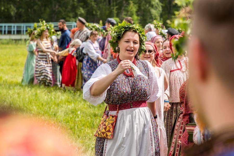 В некоторых хороводах часть поющих проходит мимо тех, кто держит круг…