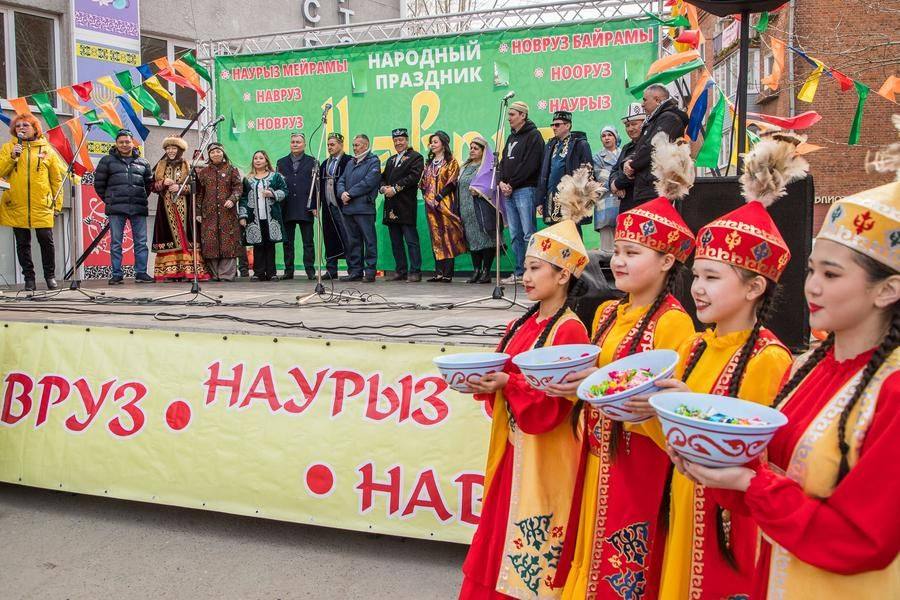Затем на сцену выходят руководители национально-культурных объединений