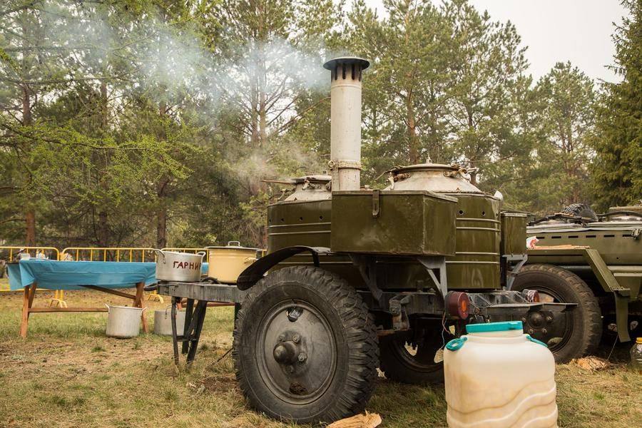 В походных условиях готовятся три вида каши и картошка с мясом