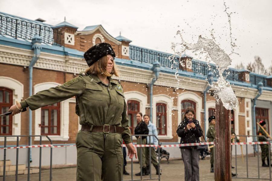 Попробовать шашкой разрубить бутылку с водой сегодня могут все желающие
