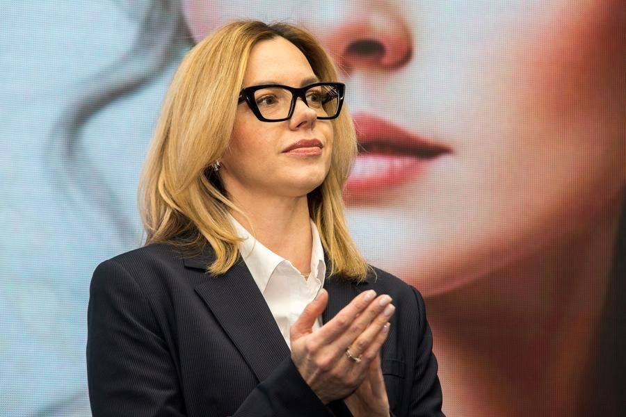 Участникам аплодирует заместитель мэра Омска Елена Дячук