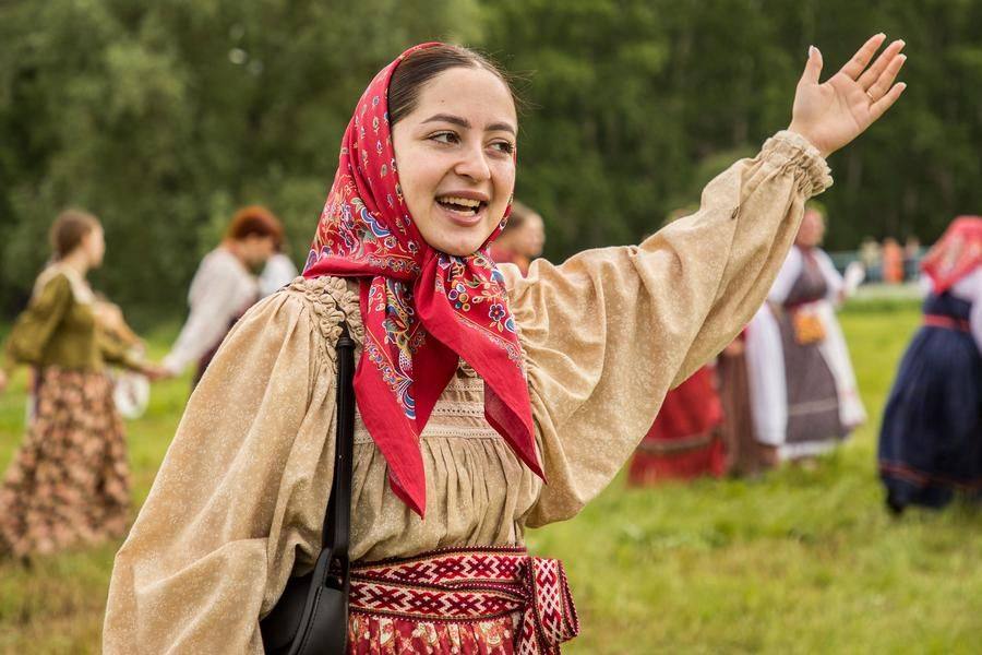 Но вот уже над лужайкой разносится новая песня
