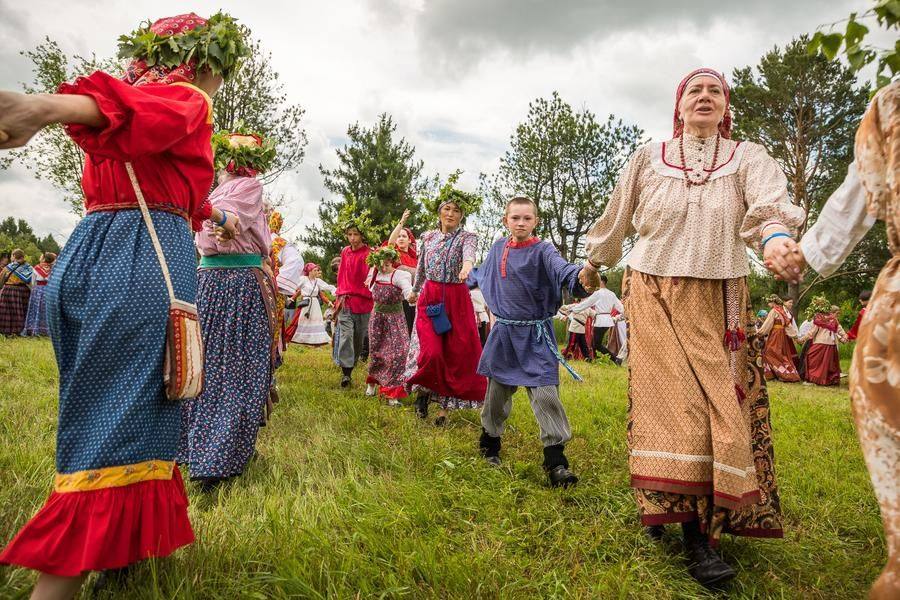 Вокруг них начинают виться людские цепочки сложной формы