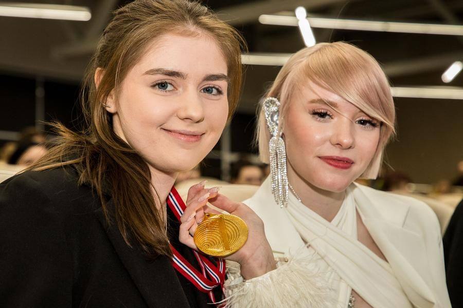 Уже глубоким вечером все медали и кубки наконец находят своих обладателей