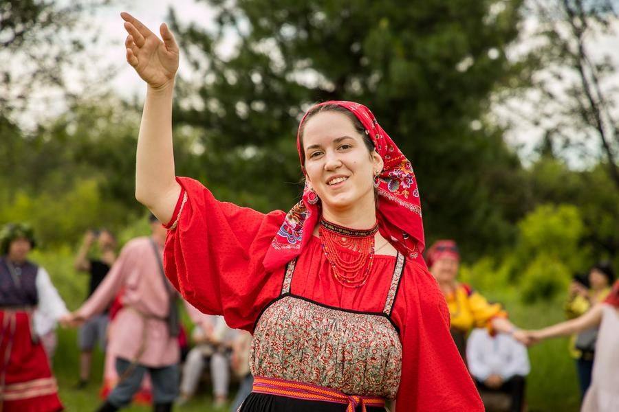 Девушки машут руками и задают ритм этому бесконечному движению