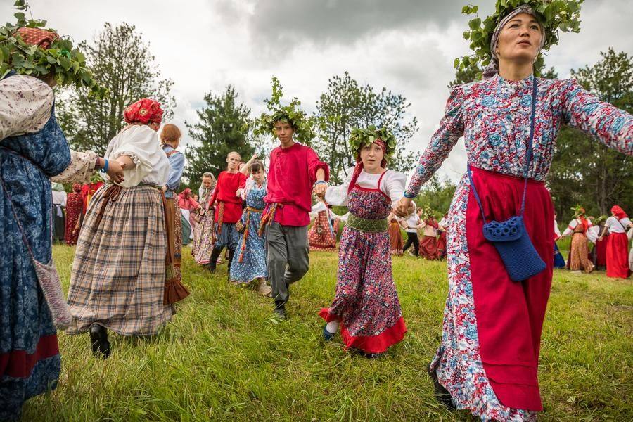 Сейчас единственный способ сделать снимки — держаться поближе к поющим
