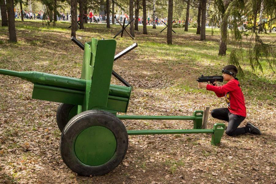 Мальчишки азартно участвуют в тактических играх на местности