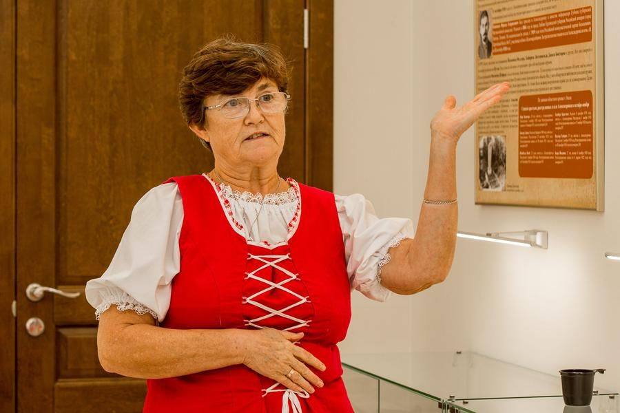 Встречает гостей Татьяна Ренье, долгое время бывшая экскурсоводом, хранителем и директором в одном лице