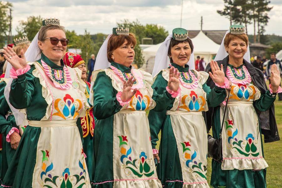 Участники приветствуют зрителей