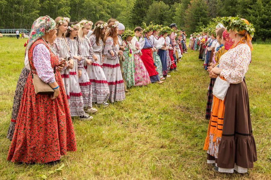 Далее знатоки фольклора выстраиваются в две длинные шеренги