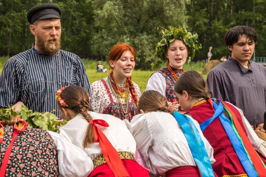 Каждая из сторон по очереди подходит к другой и совершает поклон