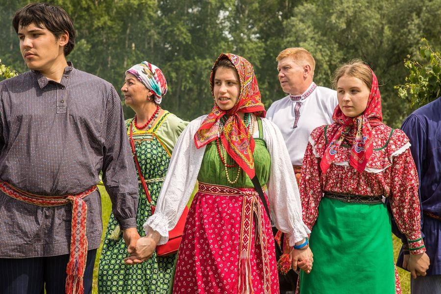 Только непосвященным кажется, что в хороводе достаточно просто взяться за руки