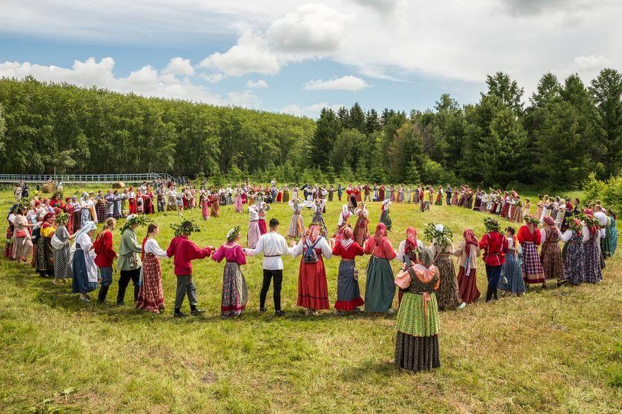 Однако спустя час хоровод принимает идеальную форму круга: финал близко!