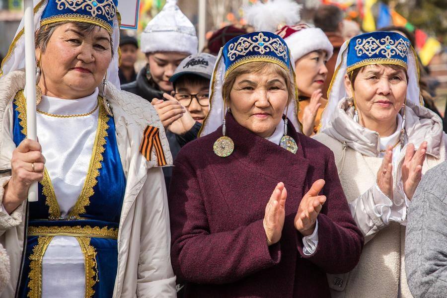 Итак, поздравления сделаны, и можно с головой окунуться в празднование!