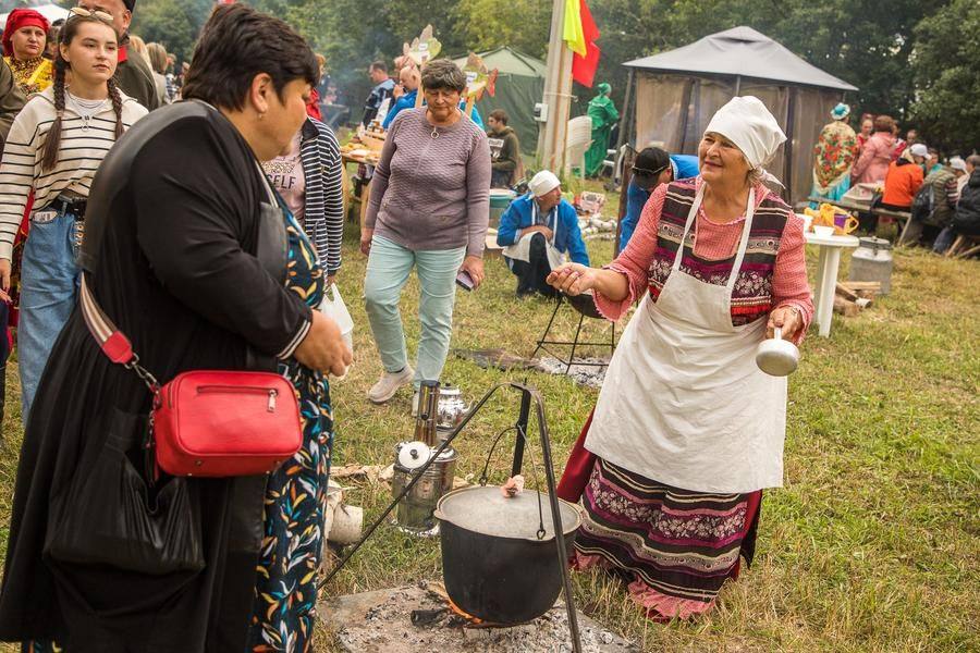 Туристам интересно все: что за рыба, какие приправы, как открытый огонь влияет на вкус