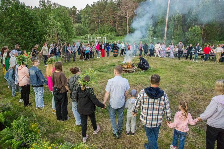 Настает время заводить первый хоровод вокруг первого (основного) костра