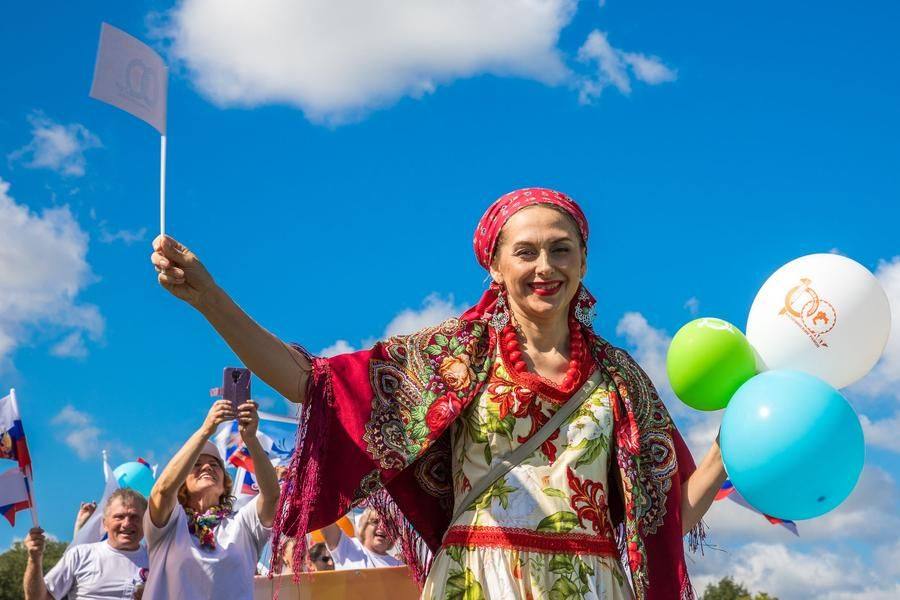 Сотни людей прошли по улицам города с воздушными шарами и флагами