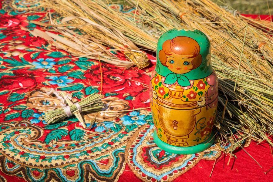 На отдельной площадке учат собирать куклу-стригушку