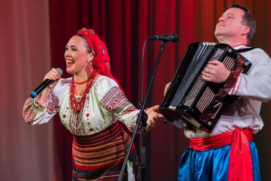 Юлия Винокурова поет украинскую народную песню «Ой, лопнув обруч»