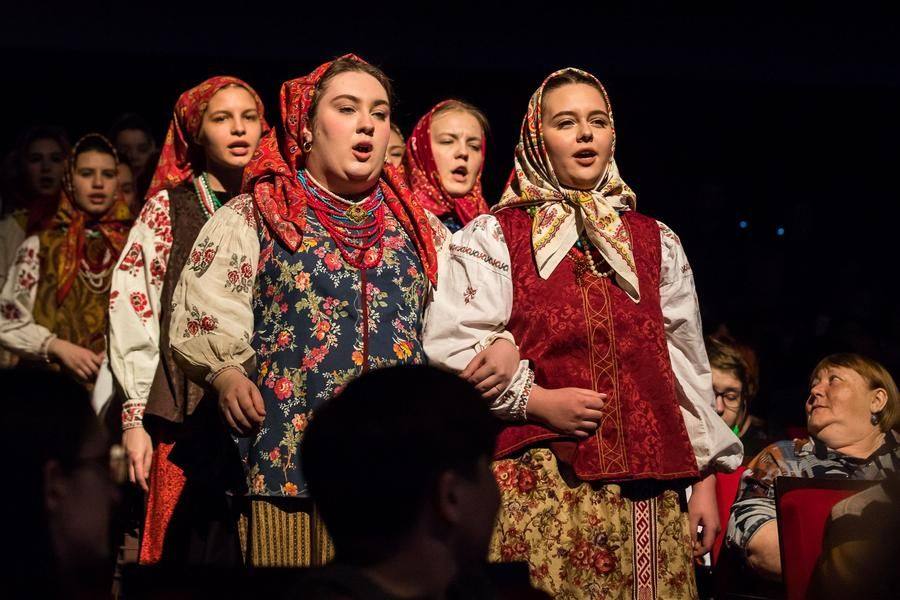 Все внимание направлено в партер, где неожиданно появляются поющие омички