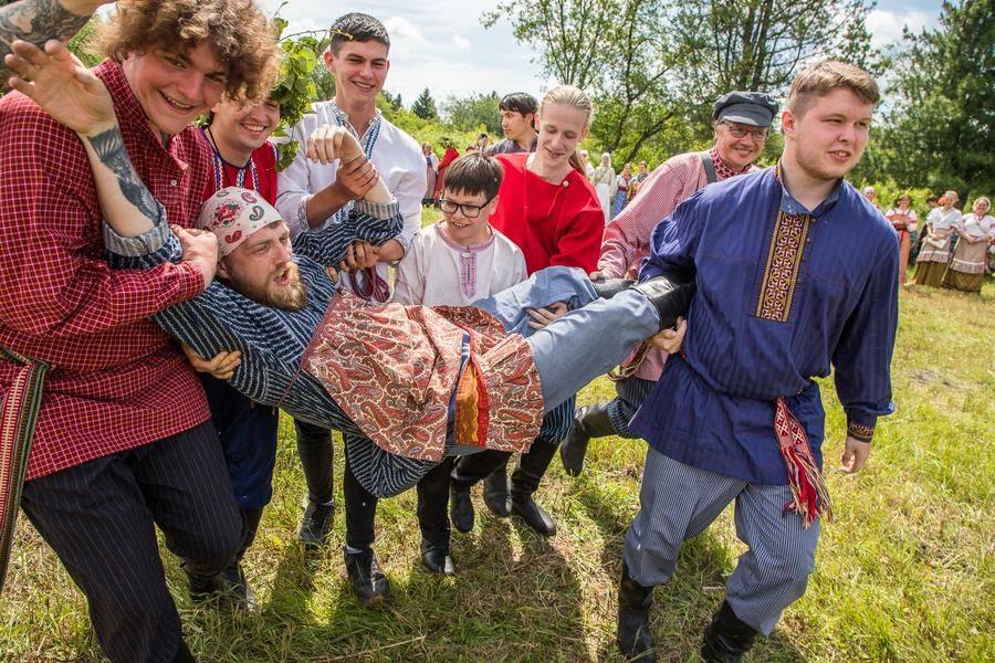 Тут и сказочке конец: чтобы вернуть к жизни, мужики тащат Кострому в реку!
