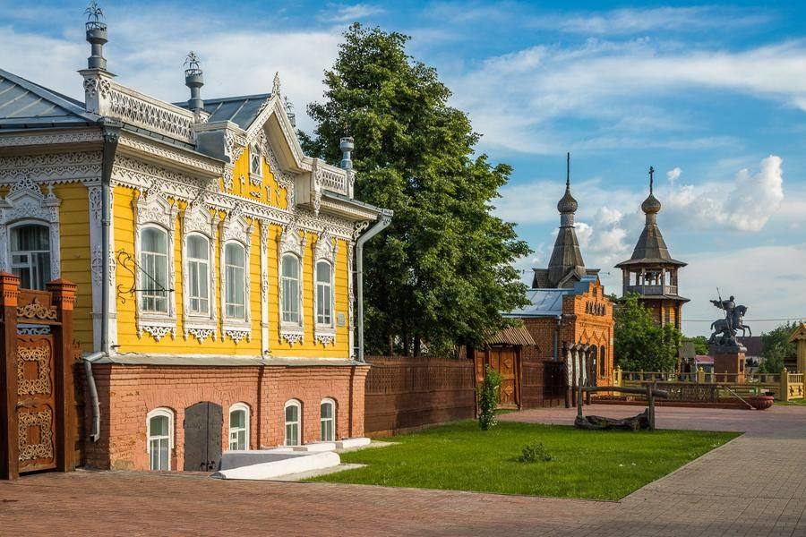 К вечеру центральная пешеходная улица поселка становится безлюдной