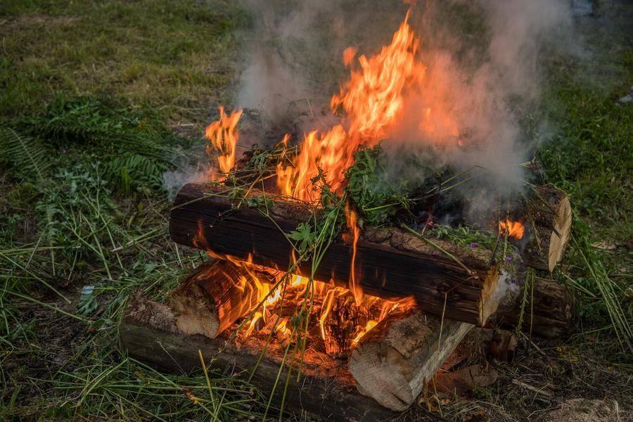 Его огонь символизирует солнце и свет, он очищает и заряжает энергией