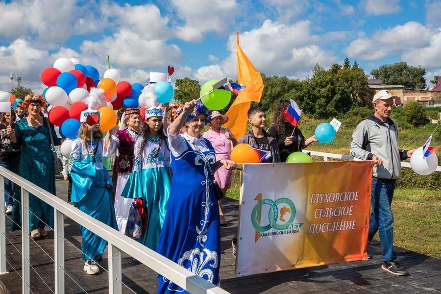 Транспаранты показывают, откуда прибыли гости, идущие рядом вместе