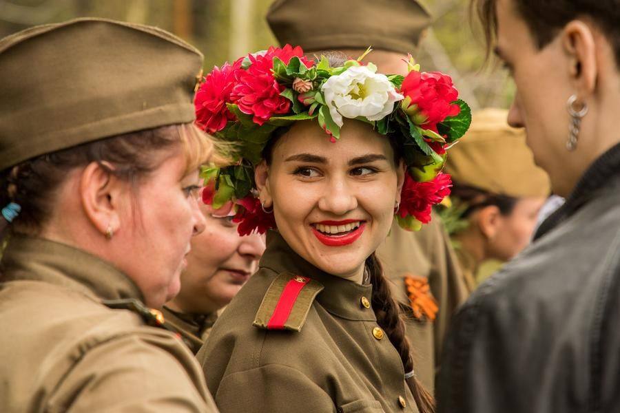 Здесь не только угощают, но и развлекают песнями и танцами