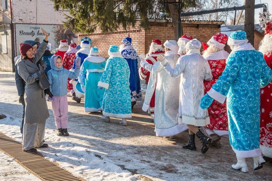Случайные прохожие радостно приветствуют процессию