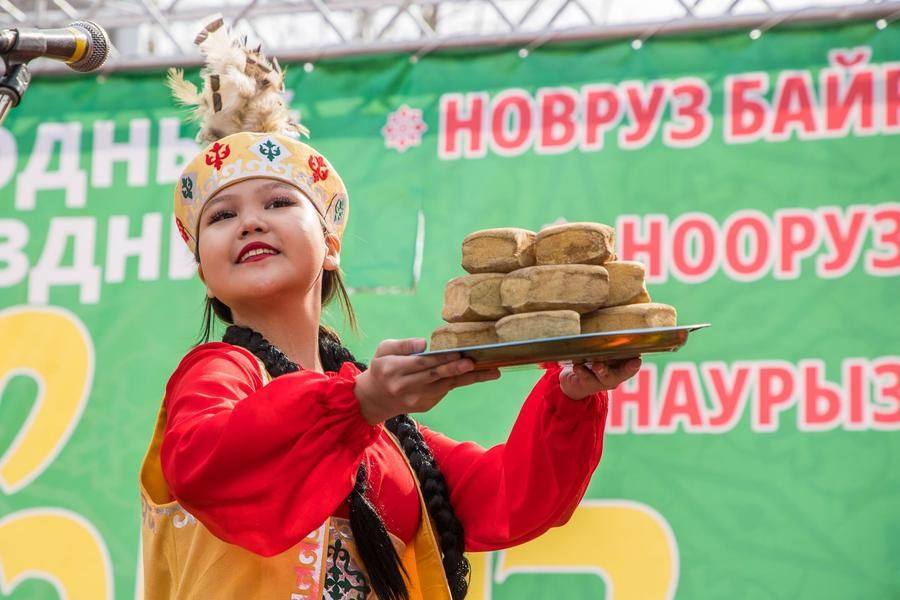 В танцевальных номерах также есть место праздничным блюдам