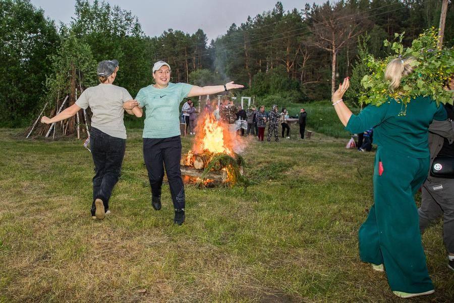 Поначалу танцующих немного, и ведущим даже приходится подавать пример
