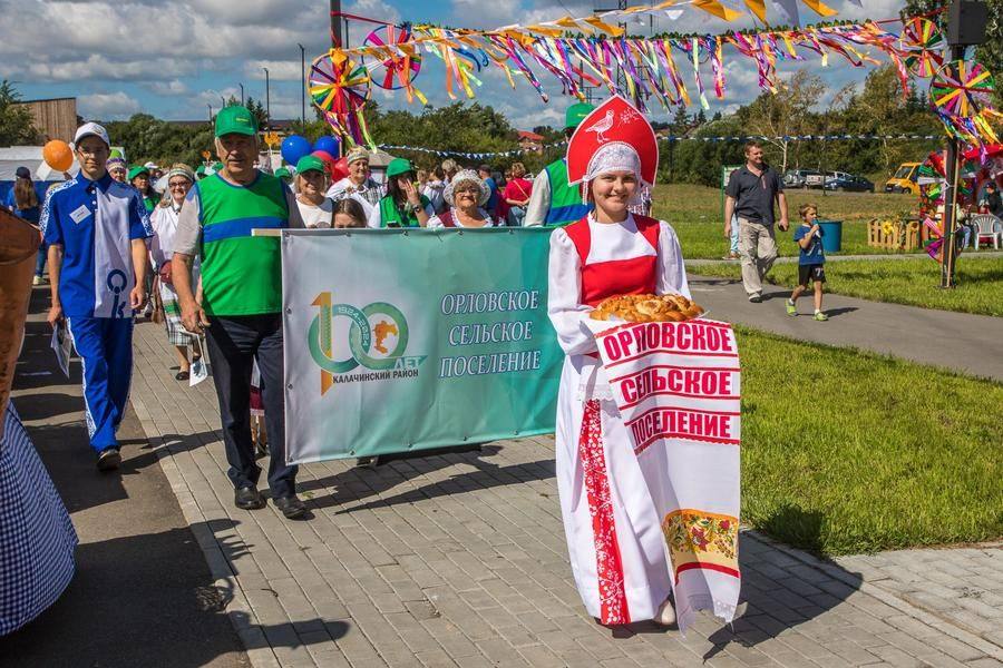 Хозяюшки воссоединяются со своими группами в колонне