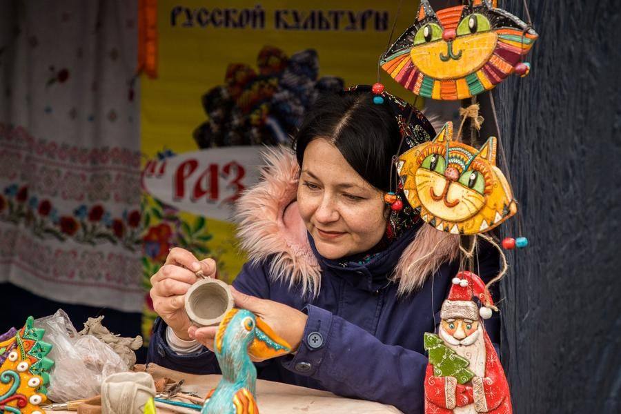 Художник Анна Кукаренко из Кормиловки не теряет времени даром