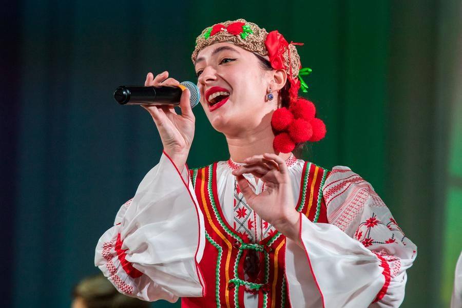 Программу продолжает ансамбль «Славянский венок» ОмККиИ