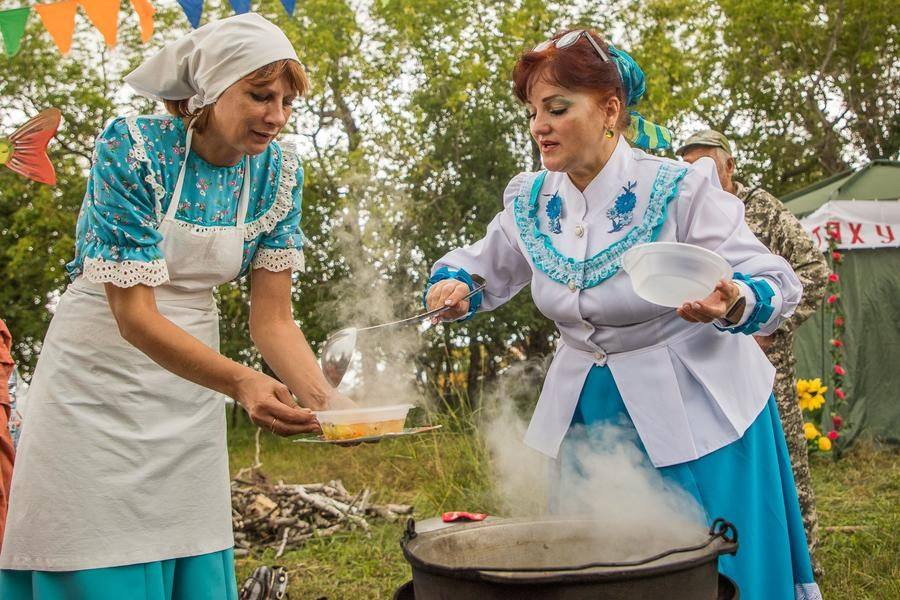 Они искренне стремятся накормить всех, кто проходит мимо их конкурсного участка