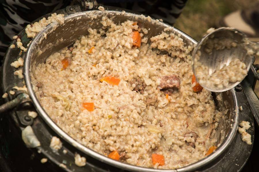 Можно проследить путь блюда от полевой кухни…