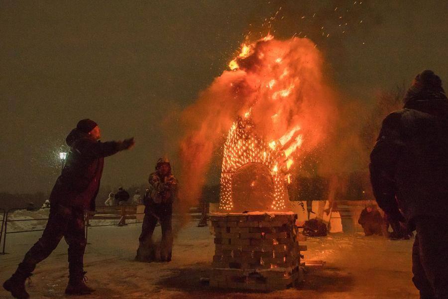 Их бросают в огонь синхронно сразу с четырех сторон