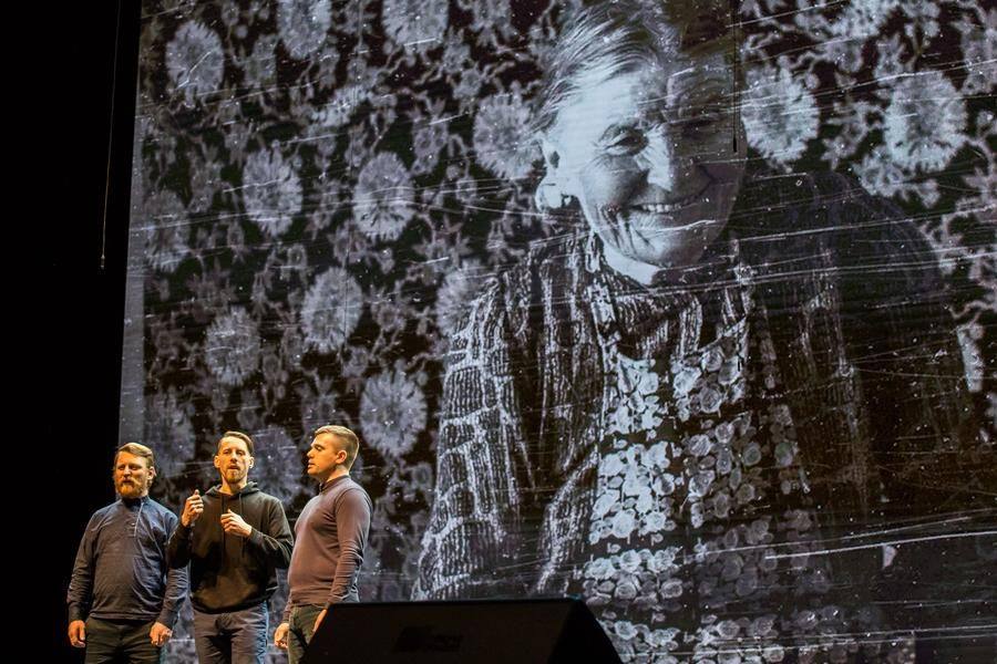 Многие номера сопровождаются показом архивных фотоматериалов исследователей