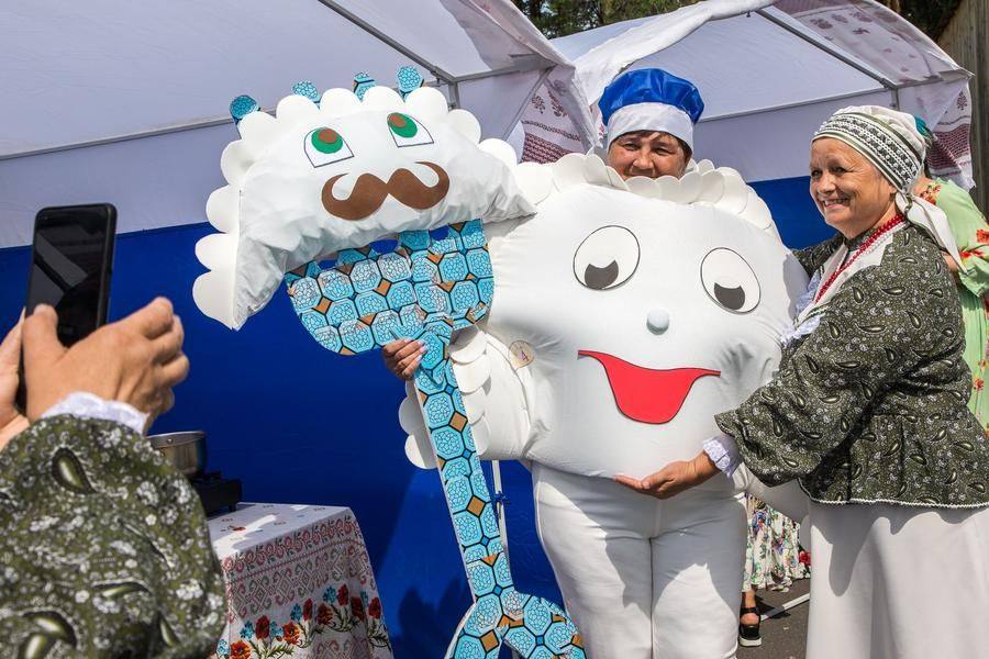 Все хотят сфотографироваться с талисманом кулинарного конкурса