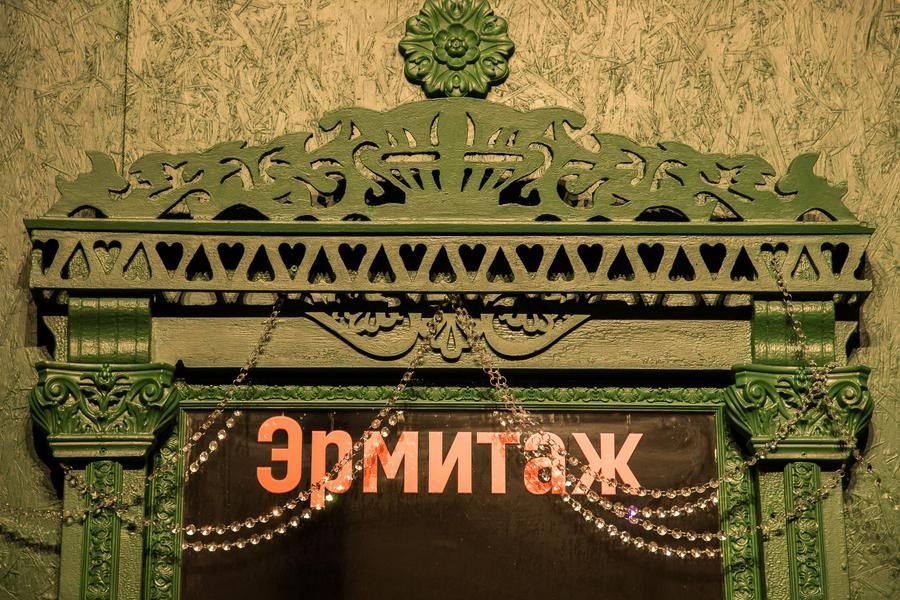 Уютный дворик изобилует деталями, напоминающими о необычности места