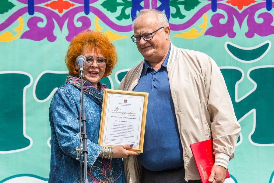 На сцене — директор Дома дружбы Наталья Степанова и глава района Сергей Высоцкий
