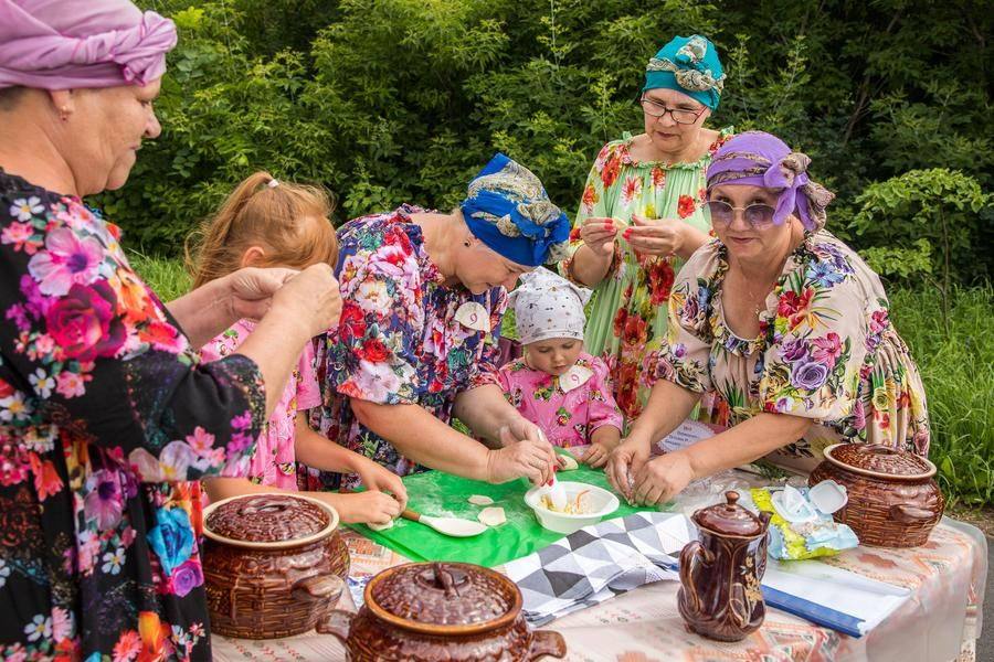 Восемь команд готовят вареники по семейным рецептам