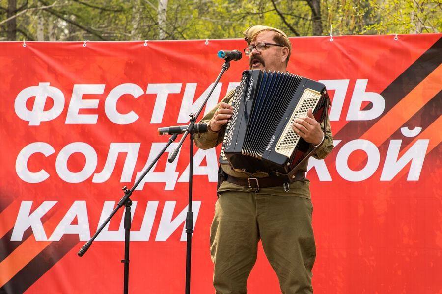 С отдельной небольшой фестивальной сцены звучат песни военных лет