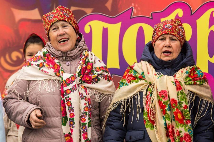 Тем временем концерт продолжается. На сцене — хранители традиций из села Крестики