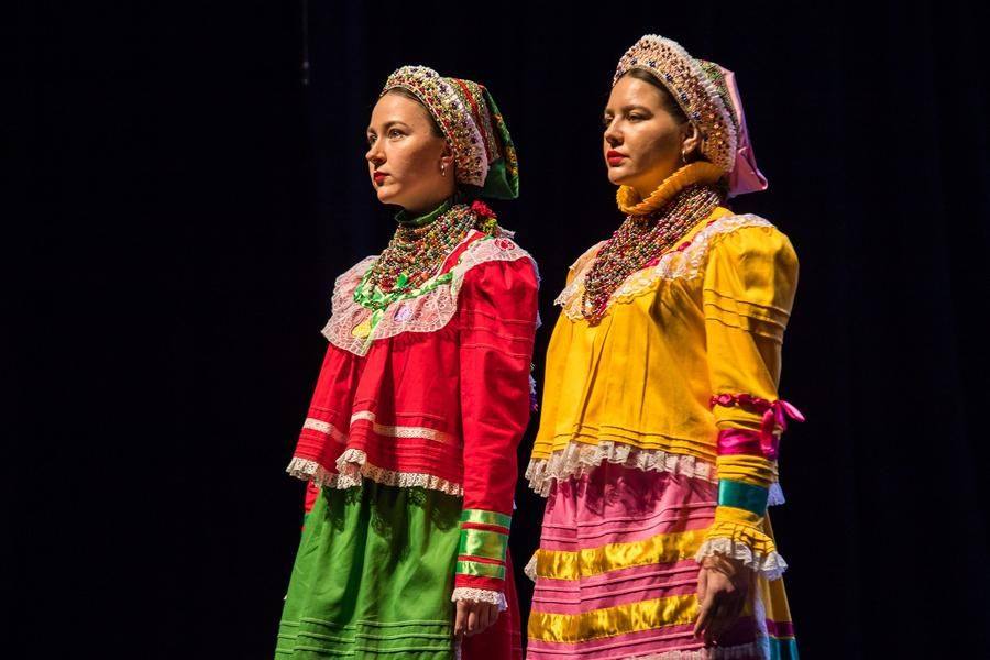 Следующий блок — показ костюмов села Романово (Липецкая область)