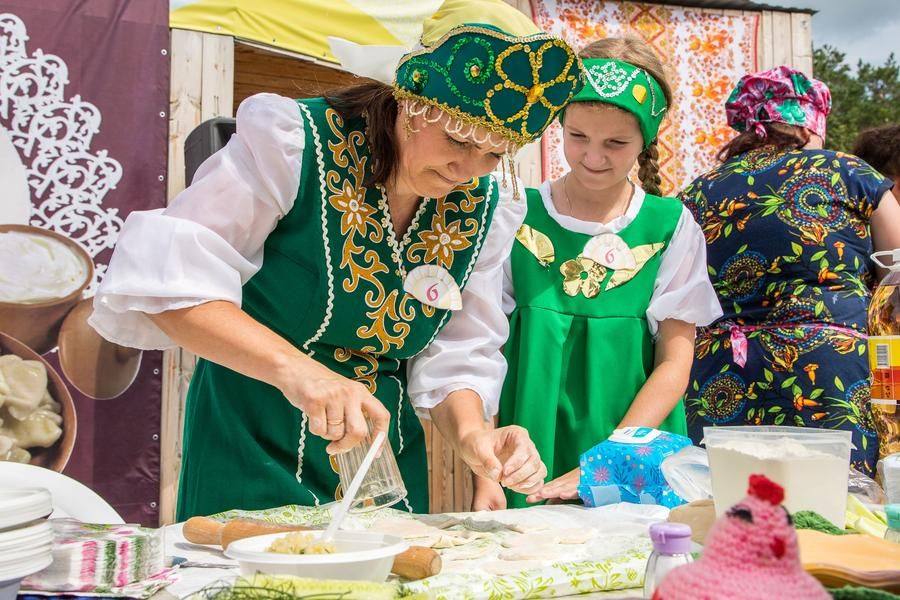 Не теряя ни секунды, к работе приступили Елена Артамонова и Анастасия Бель