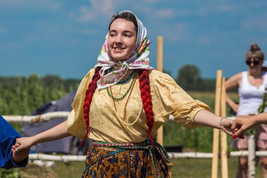 Несколько знатоков традиций поют и управляют движением